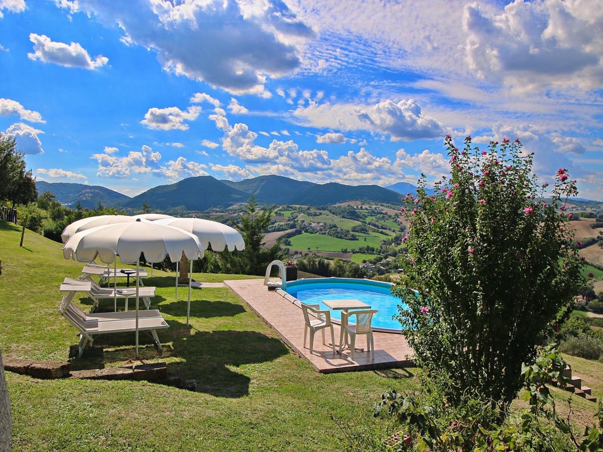 Nice Flat In Arcevia With Swimming Pool Buitenkant foto